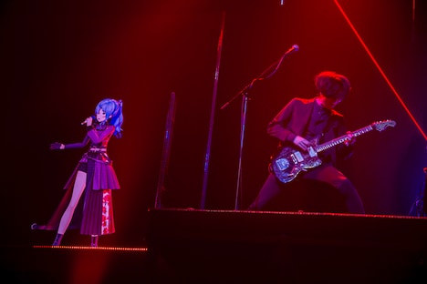 左から星街すいせい、堀江晶太（PENGUIN RESEARCH）。