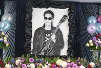 2014年にアルバム「ROKKET RIDE」発売に合わせて鋤田正義が撮影した鮎川誠の写真。