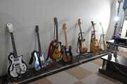 祭壇の横に飾られたギターの数々。