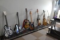 祭壇の横に飾られたギターの数々。