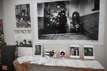 式場に飾られた鮎川誠の思い出の品々。