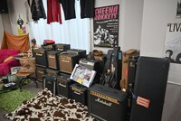 式場に飾られた鮎川誠の思い出の品々。