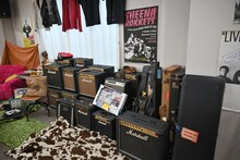 式場に飾られた鮎川誠の思い出の品々。