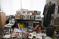 式場に飾られた鮎川誠の思い出の品々。