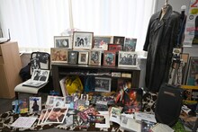 式場に飾られた鮎川誠の思い出の品々。