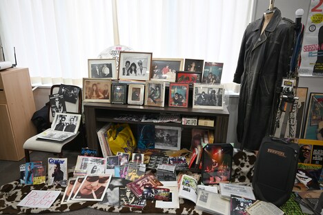 式場に飾られた鮎川誠の思い出の品々。