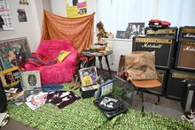 式場に飾られた鮎川誠の思い出の品々。