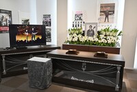 式場内にはSHEENA & THE ROKKETSのライブ映像を映したモニタも。