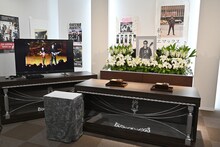 式場内にはSHEENA & THE ROKKETSのライブ映像を映したモニタも。