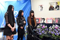 左から鮎川陽子、鮎川純子、鮎川知慧子。