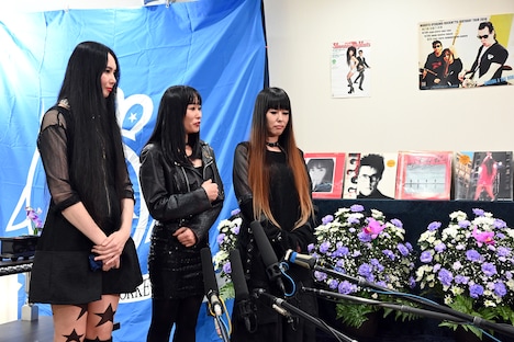 左から鮎川陽子、鮎川純子、鮎川知慧子。