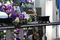 鮎川誠の写真が飾られた祭壇。