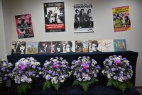 式場に飾られたSHEENA & THE ROKKETSのポスターやレコード。