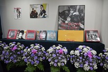 式場に飾られたSHEENA & THE ROKKETSのポスターやレコード。