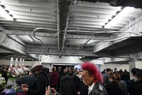 弔問に訪れた人々。