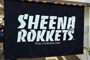 SHEENA & THE ROKKETSのロゴが飾られた式場の入口。