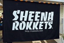 SHEENA & THE ROKKETSのロゴが飾られた式場の入口。