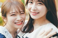 秋元真夏卒業記念写真集「振り返れば、乃木坂」より2期生・鈴木絢音とのカット。（撮影：東京祐）