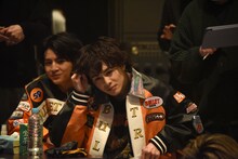 VTRチェックをする（手前から）タクヤ、ハル。