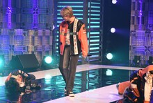 完全燃焼し、曲終わりでその場に倒れ込むタクヤ（左）と、タクヤに声をかけるシューヤ（中央）。