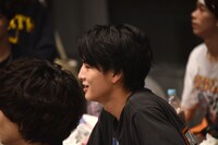 VTRチェックをするハル。