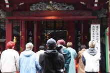 箱根神社を参拝する超特急。