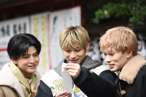 おみくじの運勢を見る（左から）ハル、アロハ、マサヒロ。