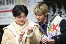 おみくじの運勢を見るハル（左）と、一緒に覗き込むアロハ（右）。