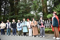 謎のコスプレで登場したリョウガ（右）を見る超特急メンバー。