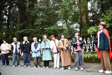 謎のコスプレで登場したリョウガ（右）を見る超特急メンバー。