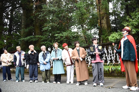 謎のコスプレで登場したリョウガ（右）を見る超特急メンバー。