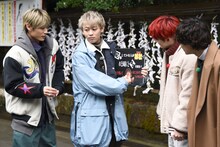 パネルのリョウガをグーパンチするシューヤ（左から2番目）。