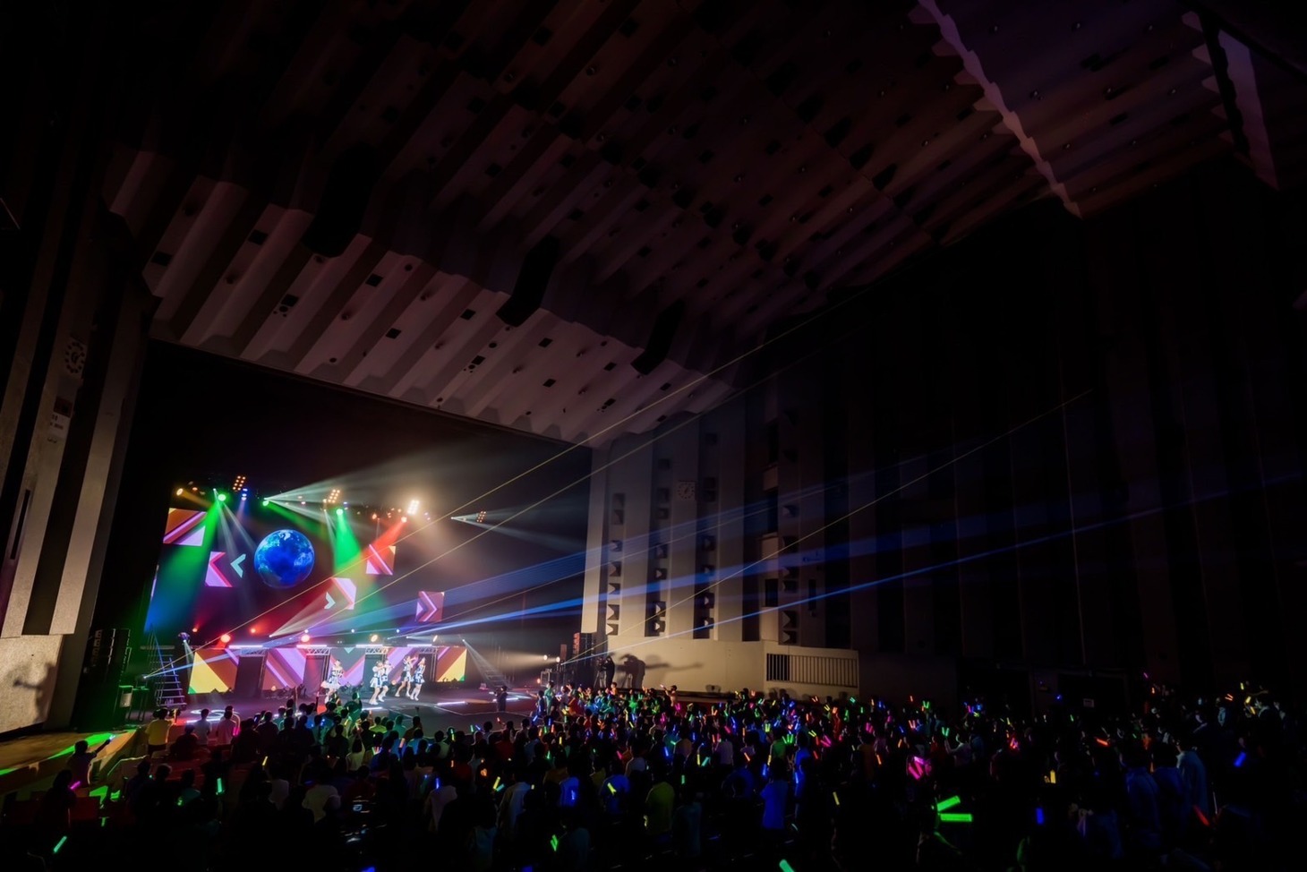 手羽先センセーションの愛知・日本特殊陶業市民会館 フォレストホール公演の様子。