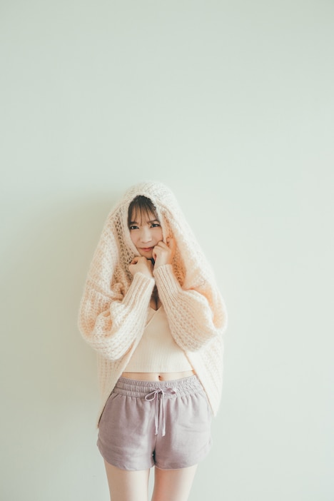 秋元真夏卒業記念写真集「振り返れば、乃木坂」通常版裏表紙（撮影：東京祐）