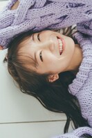 秋元真夏卒業記念写真集「振り返れば、乃木坂」楽天ブックス限定版裏表紙（撮影：東京祐）