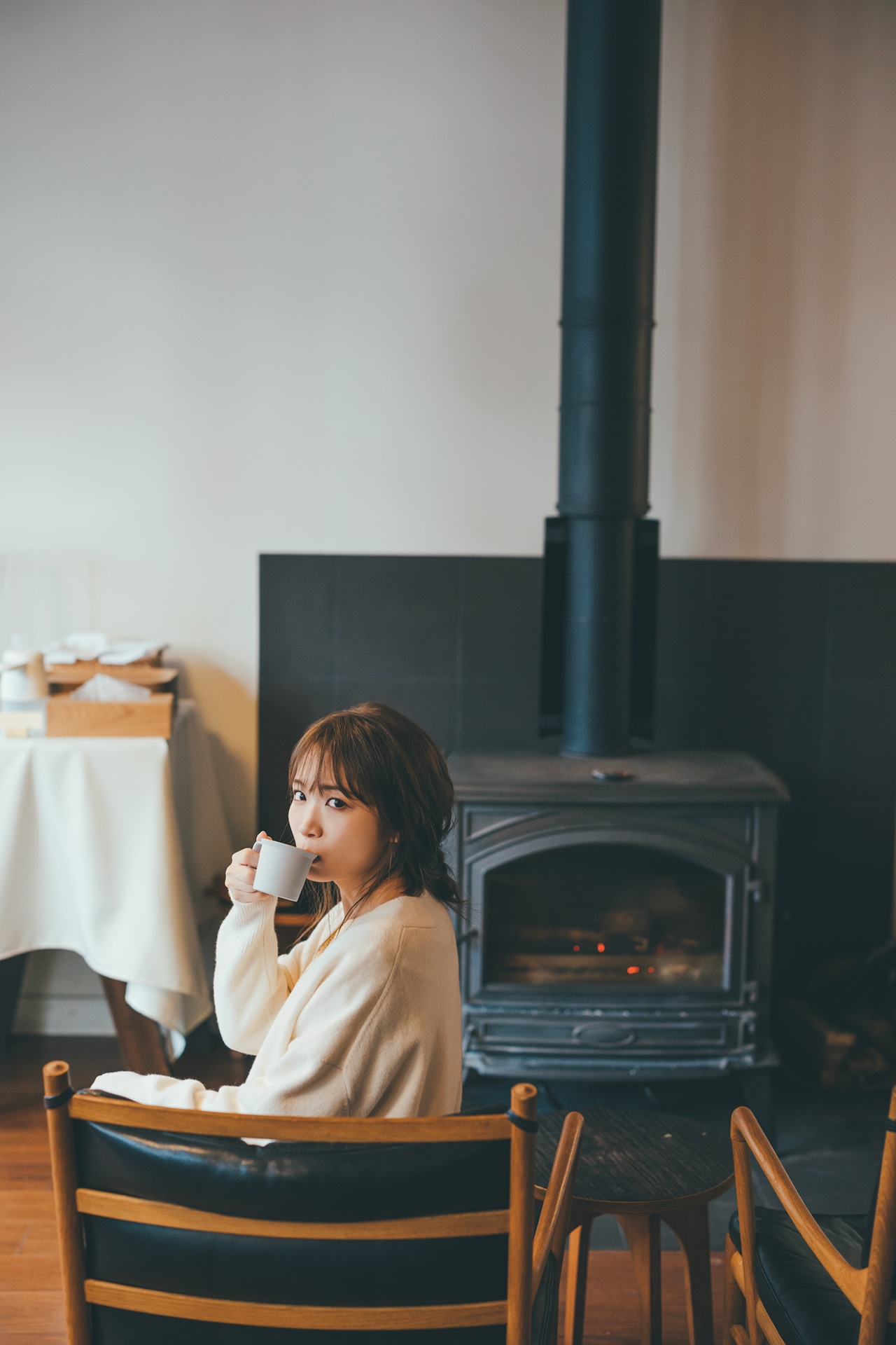 秋元真夏卒業記念写真集「振り返れば、乃木坂」セブンネット限定版裏表紙（撮影：東京祐）