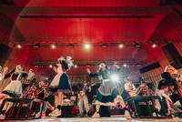 ネクライトーキーとGANG PARADEによる「許せ！服部」パフォーマンスの様子。（撮影：音楽ナタリー）