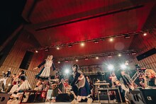 ネクライトーキーとGANG PARADEによる「許せ！服部」パフォーマンスの様子。（撮影：音楽ナタリー）