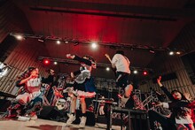 ネクライトーキーとGANG PARADEによる「許せ！服部」パフォーマンスの様子。（撮影：音楽ナタリー）