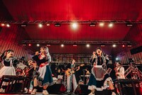 ネクライトーキーとGANG PARADEによる「許せ！服部」パフォーマンスの様子。（撮影：音楽ナタリー）