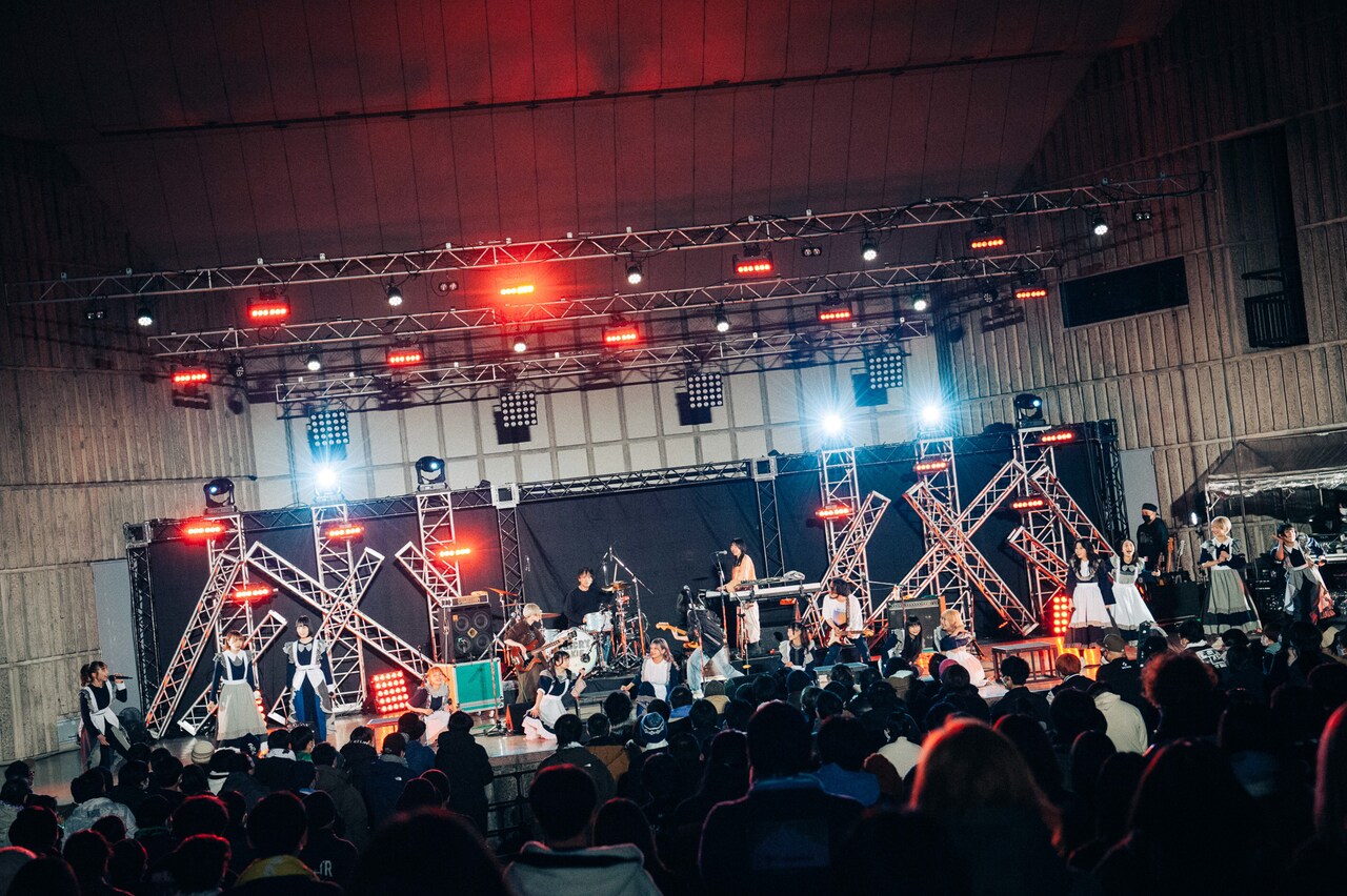 ネクライトーキーとGANG PARADEによる「許せ！服部」パフォーマンスの様子。（Photo by Kana Tarumi）