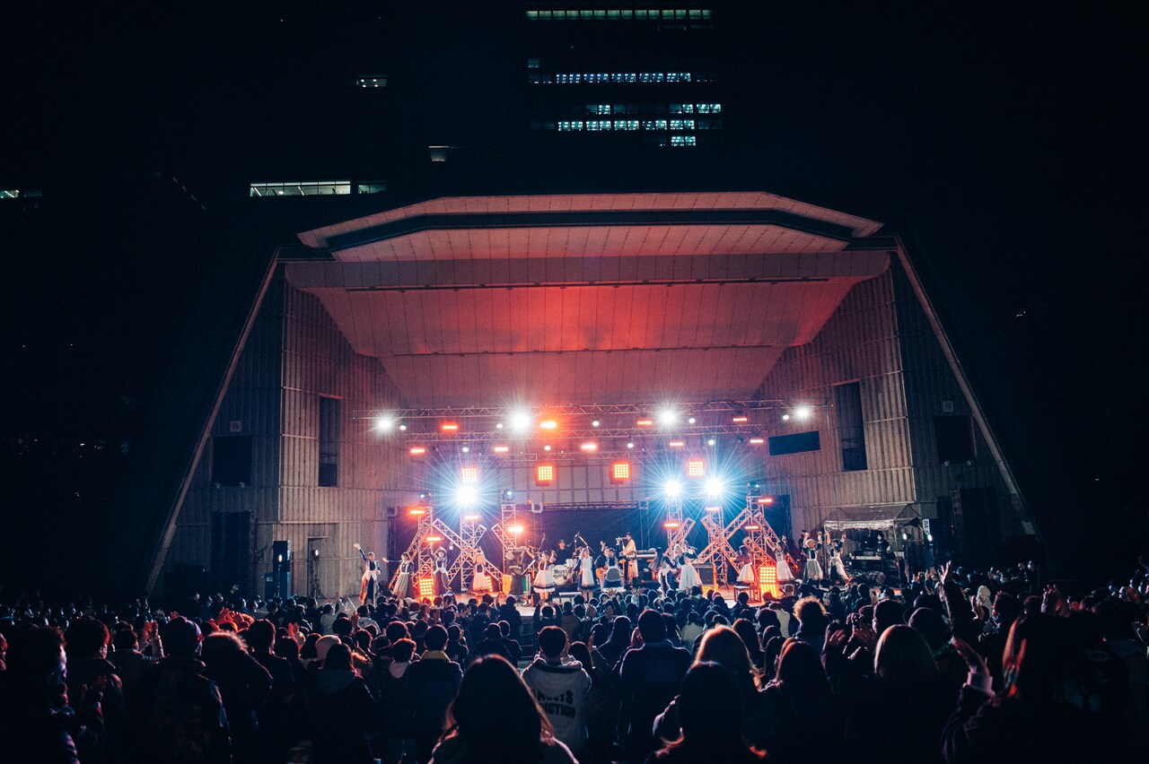 ネクライトーキーとGANG PARADEによる「許せ！服部」パフォーマンスの様子。（Photo by Kana Tarumi）