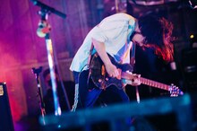 朝日（G / ネクライトーキー）（Photo by Kana Tarumi）