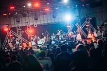 ネクライトーキーとGANG PARADEによる「許せ！服部」パフォーマンスの様子。（Photo by Kana Tarumi）