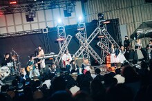 ネクライトーキーとGANG PARADEによる「許せ！服部」パフォーマンスの様子。（Photo by Kana Tarumi）