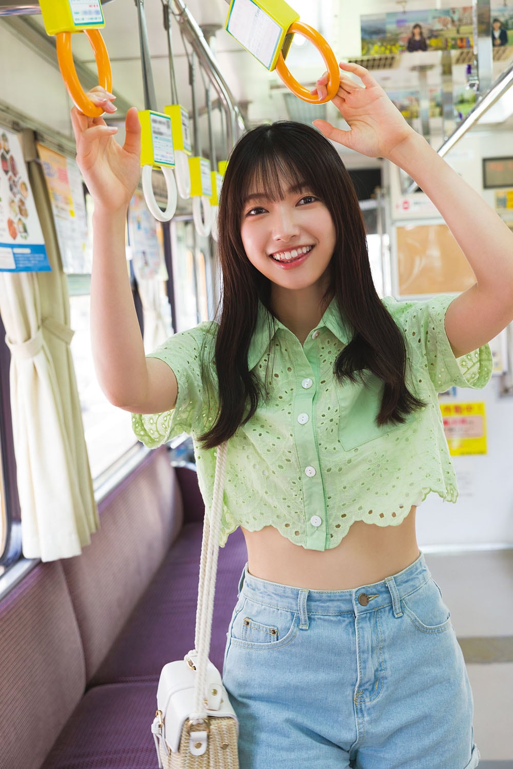 大園玲「櫻坂46 大園玲 1st写真集 半分光、半分影」より。（撮影
