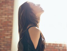 デジタルハリウッド大学CM「みんなを生きるな。自分を生きよう。2023」より宮脇咲良（LE SSERAFIM）。