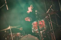 茂木左（Dr）（撮影：森好弘）