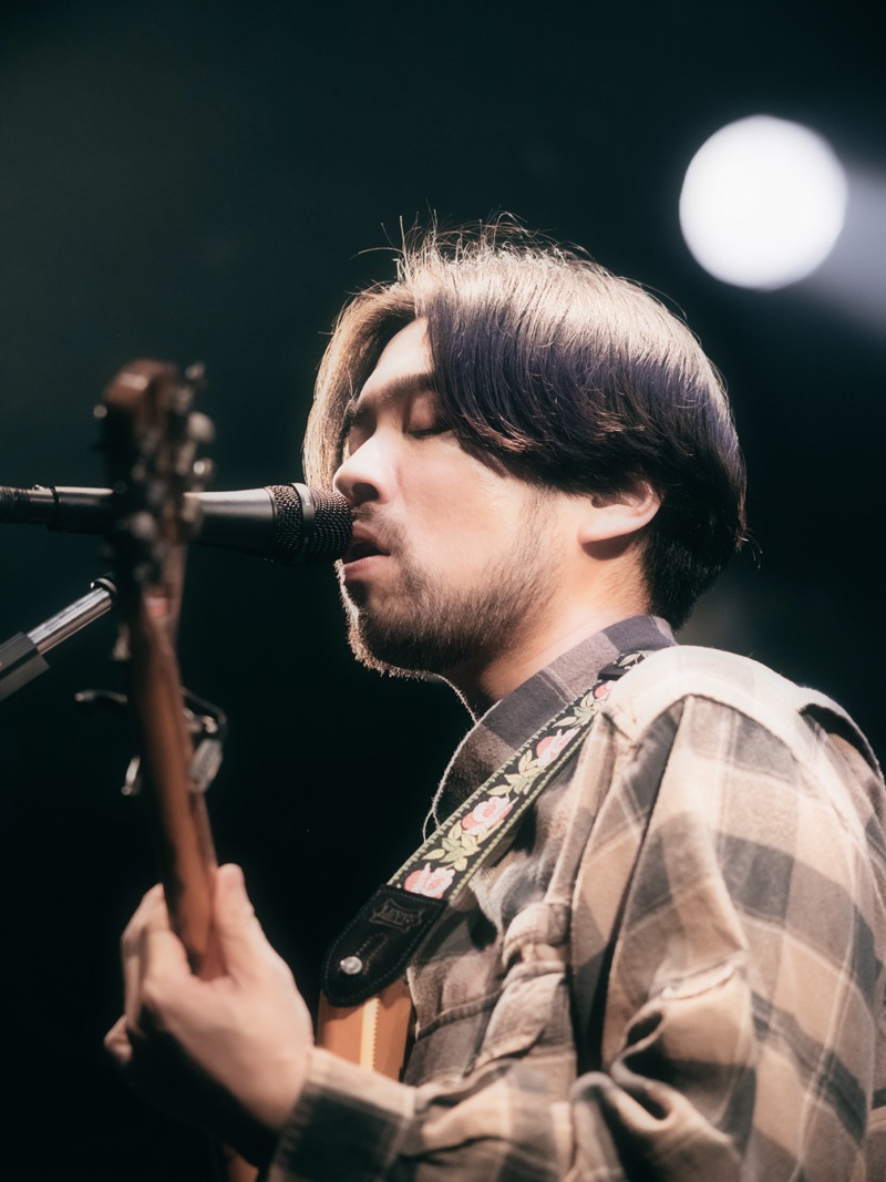 たなかえいぞを（Vo, G）（撮影：小財美香子）