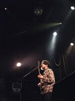 たなかえいぞを（Vo, G）（撮影：小財美香子）